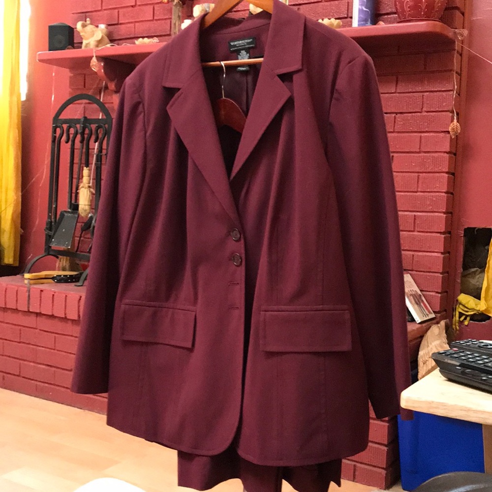 Worthington stretch two-piece suit. Maroon colored